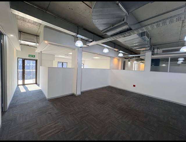 585M² OFFICE TO LET IN VORNA VALLEY